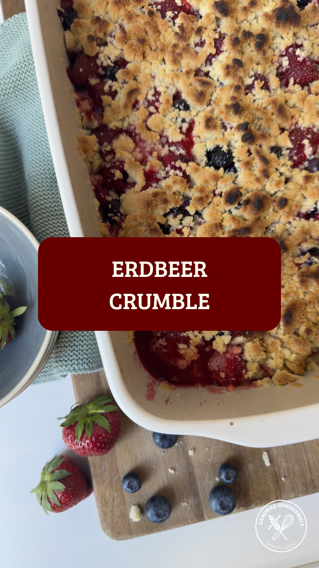 Glutenfreies Erdbeercrumble mit knusprigen Streuseln.
